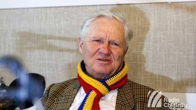Ambasadorul României la Chișinău i-a înmânat profesorului care a parcurs „Drumul Unirii” o diplomă specială