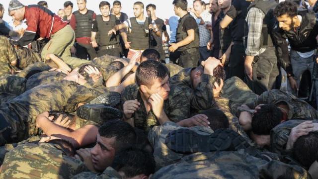 Autoritățile din Turcia continuă epurările. Peste 200 de soldați suspecți de legături cu clericul Gulen au fost reținuți
