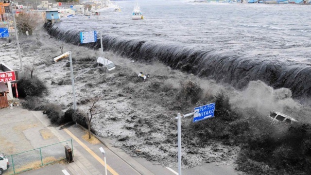 Peste 400 de victime, după ce regiuni din Indonezia au fost lovite de tsunami