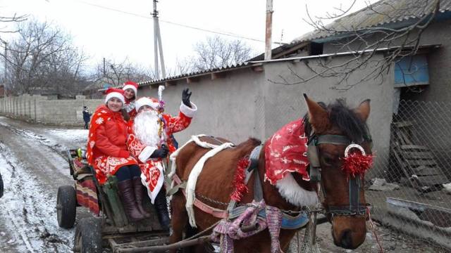 Într-un sat din R.Moldova Moș Crăciun este o localnică implicată în activități de voluntariat