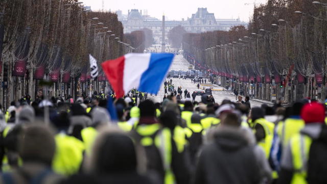 VIDEO | Protestele „Vestelor Galbene” din Franța intră în a opta săptămână, dar scad din intensitate