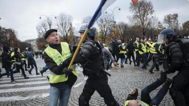 Vestele Galbene | Momentul în care forțele de ordine sunt încolțite în Franța de manifestanți, iar un polițist scoate pistolul (VIDEO)