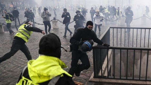 Protestatarii francezi din mișcarea „vestelor galbene