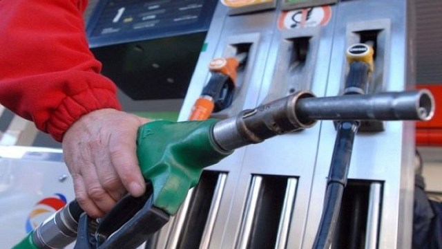 Prețurile pentru carburanți vor fi calculate de operatori și nu de ANRE cum este în prezent