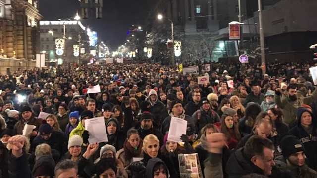 Proteste la Belgrad | Mii de persoane au ieșit în stradă pentru a cere demisia guvernului
