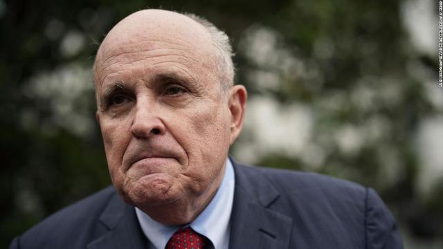 Rudy Giuliani, avocatul lui Donald Trump, i-a trimis din greșeală mesaje vocale unui reporter în care vorbește de Joe Biden, dar și despre faptul că ar avea nevoie de bani