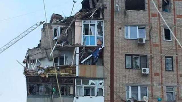 O persoană a murit și șase sunt blocate sub dărâmături în urma unei explozii dintr-un bloc din Rusia