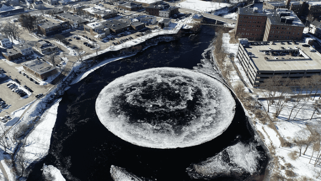 VIDEO | Seamănă izbitor cu Luna. Un disc uriaș de gheață a rămas blocat pe un râu din SUA