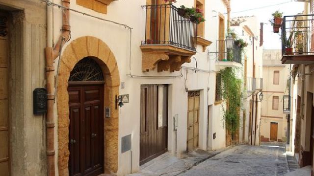 Cine are de pierdut din afacerea caselor de 1 € vândute în Italia
