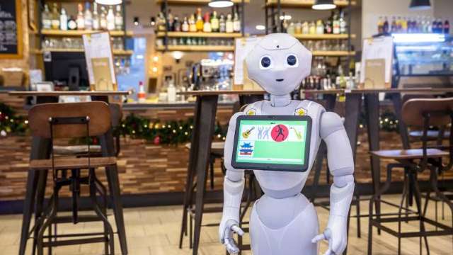 Clienții unei cafenele din Budapesta, serviți de roboți în loc de chelneri