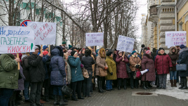 Protest în fața Primăriei Chișinău față de decizia de a lichida gheretele de distribuire a presei 