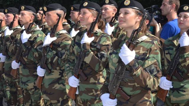 FOTO | Armata Națională, „bogată” în gemeni - 18 frați și surori „împart” bucuriile și provocările serviciului militar la doi