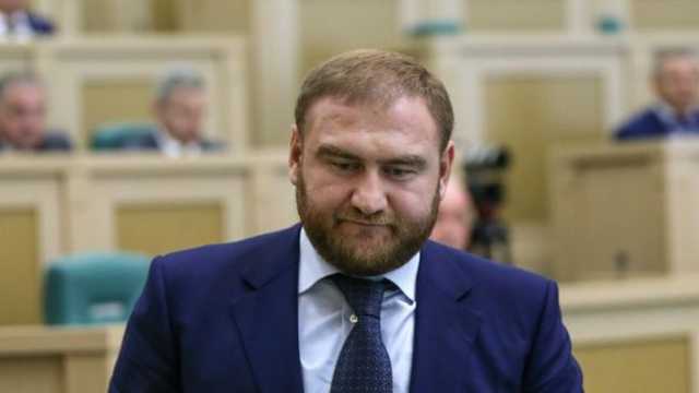 Un senator rus a fost reținut în parlament, fiind acuzat de uciderea mai multor persoane