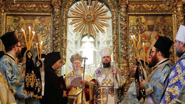 Patriarhul Bartolomeu i-a înmânat mitropolitului Epifanie tomosul de recunoaștere a autocefaliei Bisericii ortodoxe ucrainene