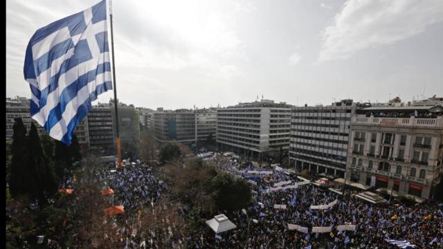 Zeci de mii de persoane au protestat duminică în centrul Atenei împotriva acordului privind noul nume al Macedoniei