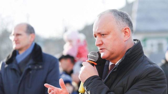 Dodon inaugurează un complex sportiv în raionul Ungheni, împreună cu candidatul PSRM la alegerile parlamentare