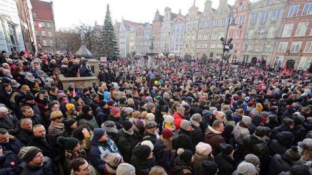 Polonia | 45 de mii de oameni, la funeraliile primarului din Gdansk, înjunghiat pe scenă (FOTO)
