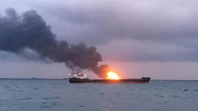 Foc în Strâmtoarea Kerci | Echipele de salvare nu pot stinge incendiile de la bordul navelor, din cauza gazului lichefiat care arde