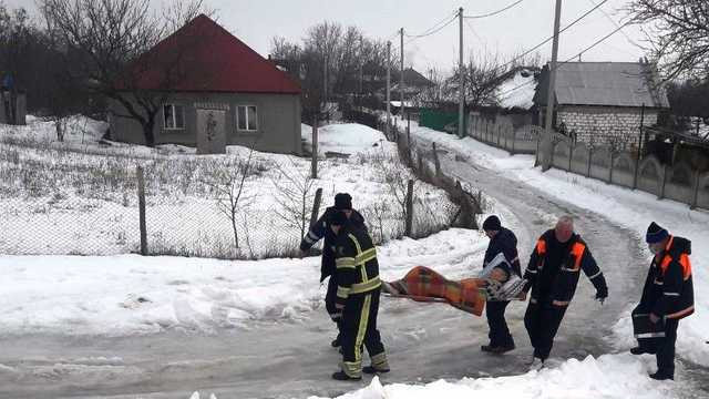 Salvatorii au scos ambulanțe de pe drumurile înghețate, ca să poată ajunge la pacienți (foto)