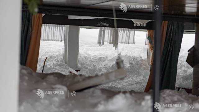 Șaizeci de turiști și angajați au reușit să se salveze, după ce o avalanșă a lovit două hoteluri în Austria