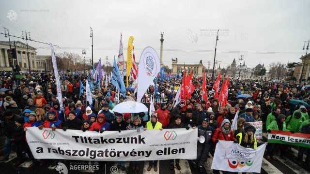 Proteste anti-guvernamentale în Ungaria. Mii de oameni au ieșit în stradă la Budapesta împotriva „legii sclaviei”