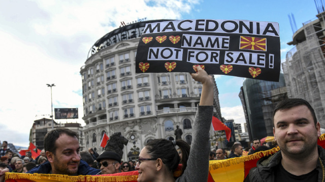 Votul asupra numelui Macedoniei, prevăzut pentru miezul nopții în Parlamentul de la Atena este amânat pentru după-amiază