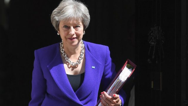 Theresa May va prezenta un nou plan pentru Brexit după respingerea masivă de către parlament 