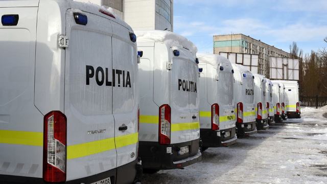 Poliția va transporta persoanele aflate în custodie cu mașini noi, de model Ford Tranzit (foto)