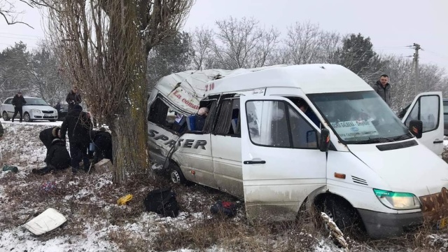 Patru pasageri, spitalizați în urma unui accident. Un microbuz de rută a derapat și s-a izbit de un copac (FOTO)