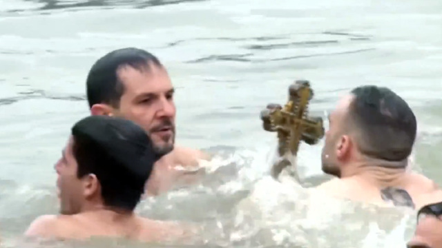 VIDEO | Boboteaza, celebrată la Istanbul, Zeci de bărbați care au sărit după cruce în apele Bosforului