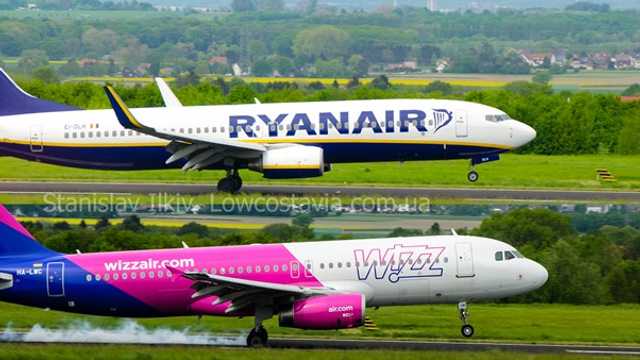 Ryanair și Wizz Air, amendate pentru taxa pe bagajul de mână
