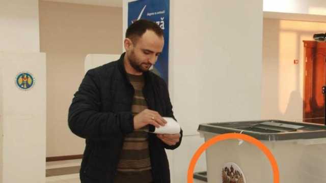 Stema Federației Ruse în loc de cea a R.Moldova lipită pe o urnă de vot, într-o secție de votare din regiunea găgăuză