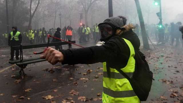 FOTO | Violențe la Paris. Un protestatar și-a pierdut mâna în timpul unei manifestații a Vestelor Galbene