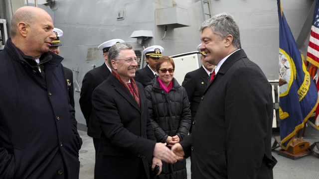 Întâlnire Petro Poroșenko - Kurt Volker la bordul distrugătorului american USS 