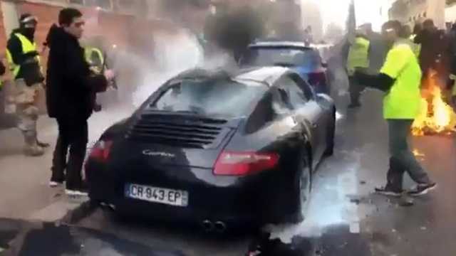 VIDEO | Momentul în care „Vestele Galbene” distrug un Porsche de lux în timpul violențelor din Paris
