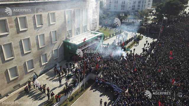 Proteste violente în Albania cu gaze lacrimogene pentru a respinge manifestanții din fața sediului guvernului