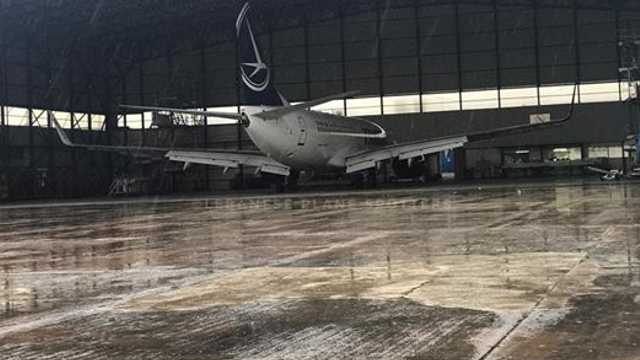 Un avion TAROM a fost lovit de fulger la aterizare