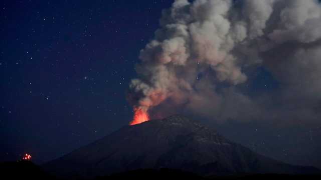 Un vulcan din apropierea capitalei Mexicului și-a intensificat activitatea. Coloana eruptivă de 2 kilometri