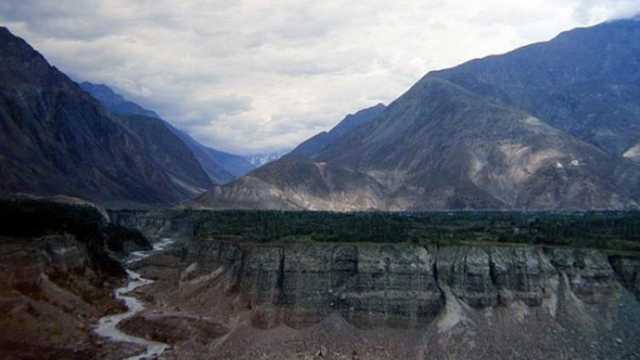 Un ghețar din nordul Pakistanului înaintează cu viteză și pune în pericol localitățile de la poalele muntelui
