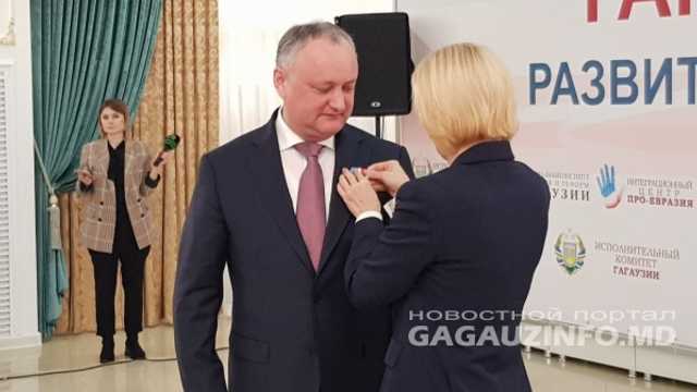 FOTO/VIDEO | Igor Dodon, decorat la Comrat cu o medalie pentru contribuția la referendumul separatist din 2014 în Găgăuzia