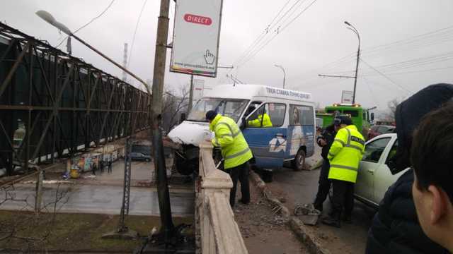 FOTO/VIDEO | Accident pe str. Ismail din Chișinău. Un microbuz cu pasageri, cât pe ce să se prăbușească de la înălțime