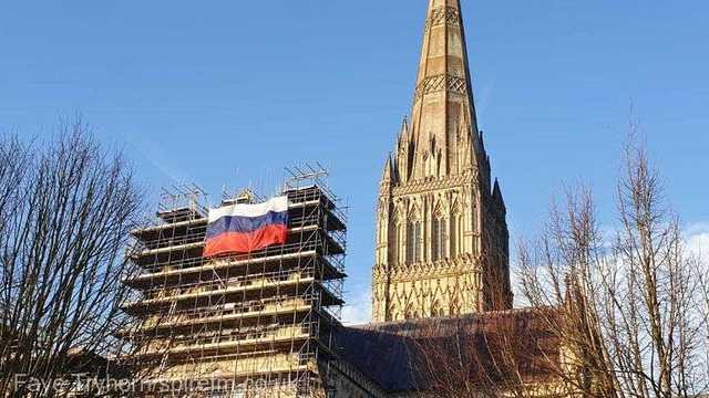 Steag rusesc, atârnat pe catedrala din Salisbury, la un an de la atacul cu Noviciok