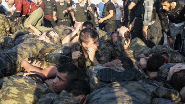 Turcia | 300 de membri ai armatei au fost arestați