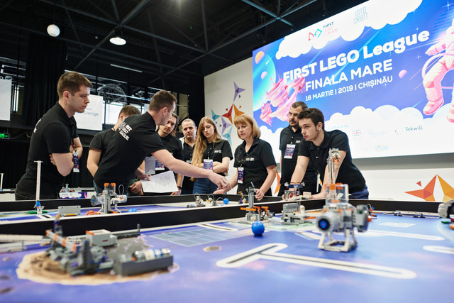 Copii și adolescenți, campionii naționali la robotică merg la Campionatul Internațional FIRST LEGO League din Turcia