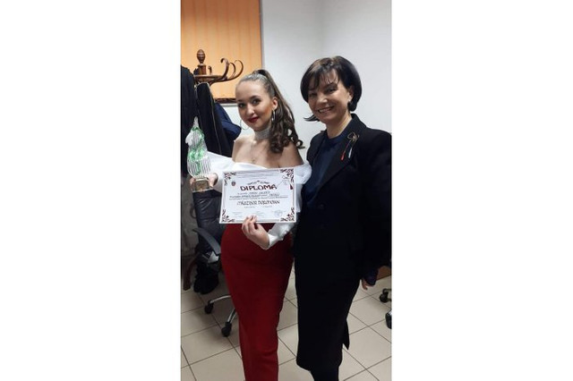 O tânără din Ungheni a luat trofeul festivalului „Mărțișor dorohoian” din România