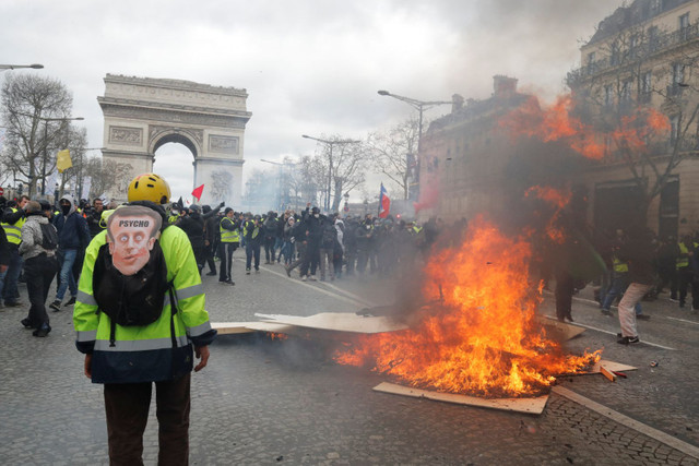 Franța | Violențe la Paris. „Vestele galbene” au ridicat baricade pe Champs Elysées, la patru luni de la debutul protestelor