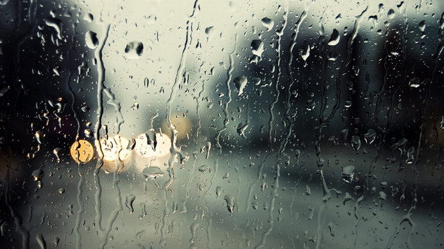 METEO | Vreme posomorâtă și ploi slabe, la început de weekend