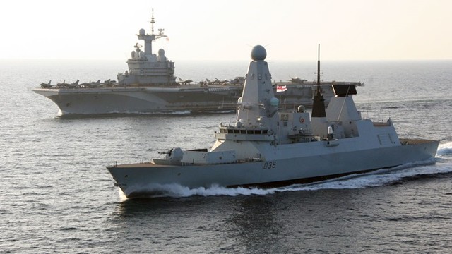 Un distrugător britanic supraveghează o forță operațională navală rusească în Canalul Mânecii