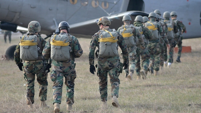 VIDEO/FOTO | Salturi cu parașuta la Centrele militare de instruire ale Armatei Naționale 