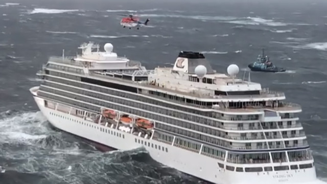 VIDEO | Operațiune dramatică de salvare pe nava de croazieră Viking Sky, eșuată în apropiere de coasta Norvegiei